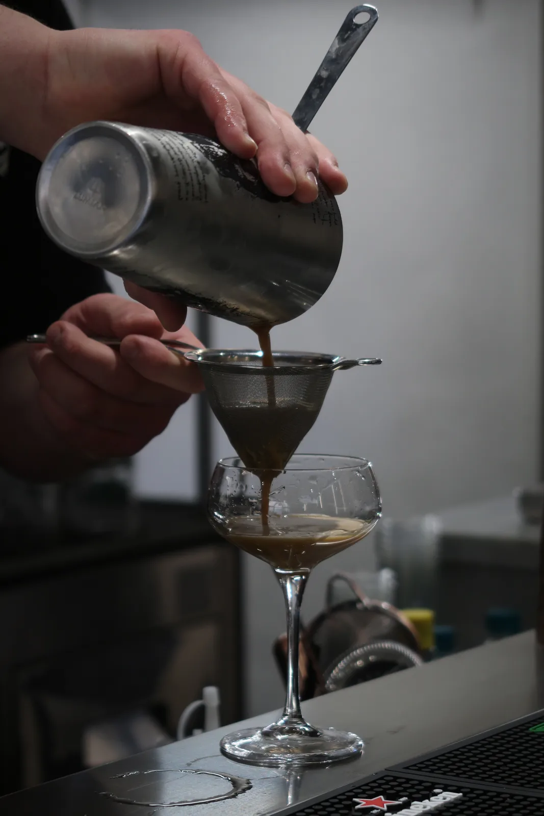 Cocktail su bancone scuro